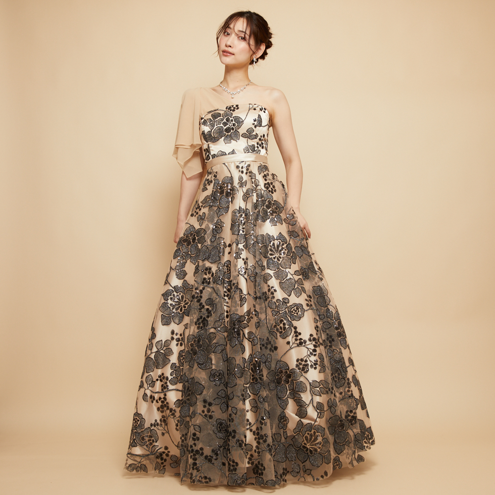 シャンパンベージュワンショルダーデザインフラワー刺繍ドレス