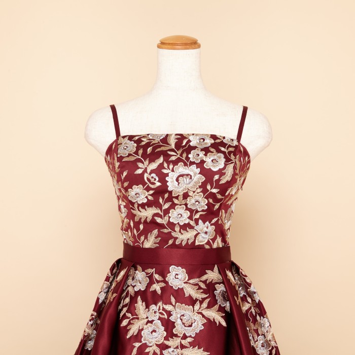 フラワー刺繍ワインカラーサテンボリュームドレス