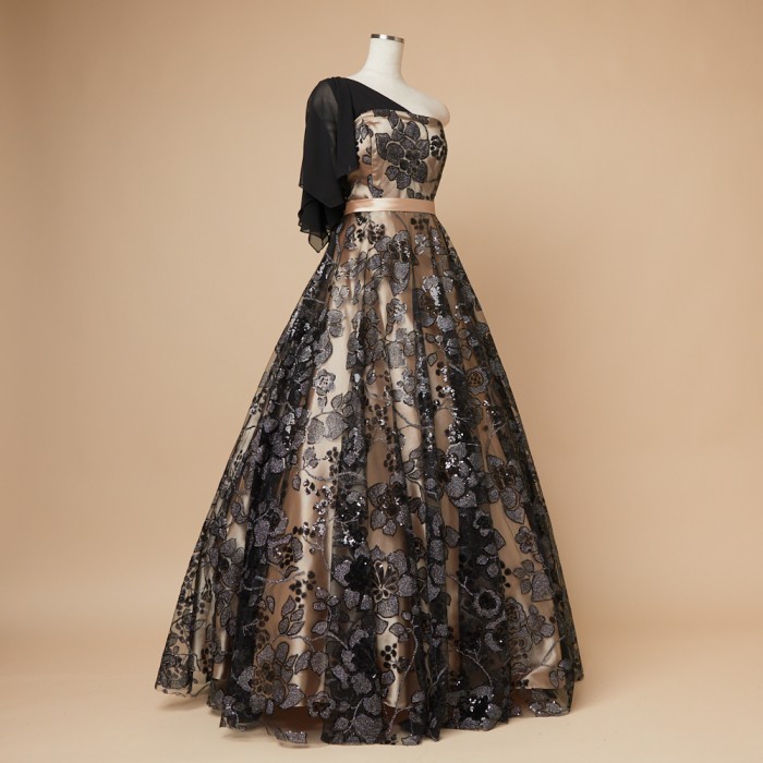ブラックベージュワンショルダーデザインフラワー刺繍ドレス