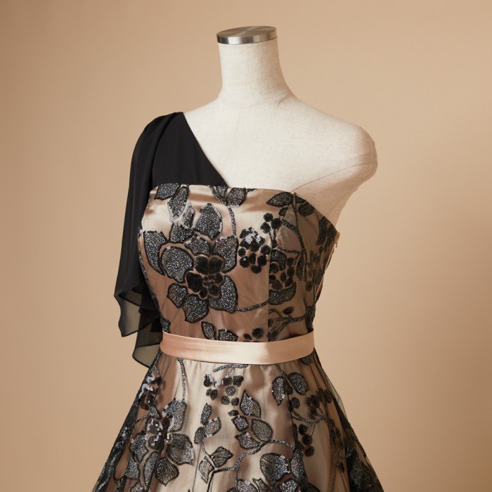 ブラックベージュワンショルダーデザインフラワー刺繍ドレス