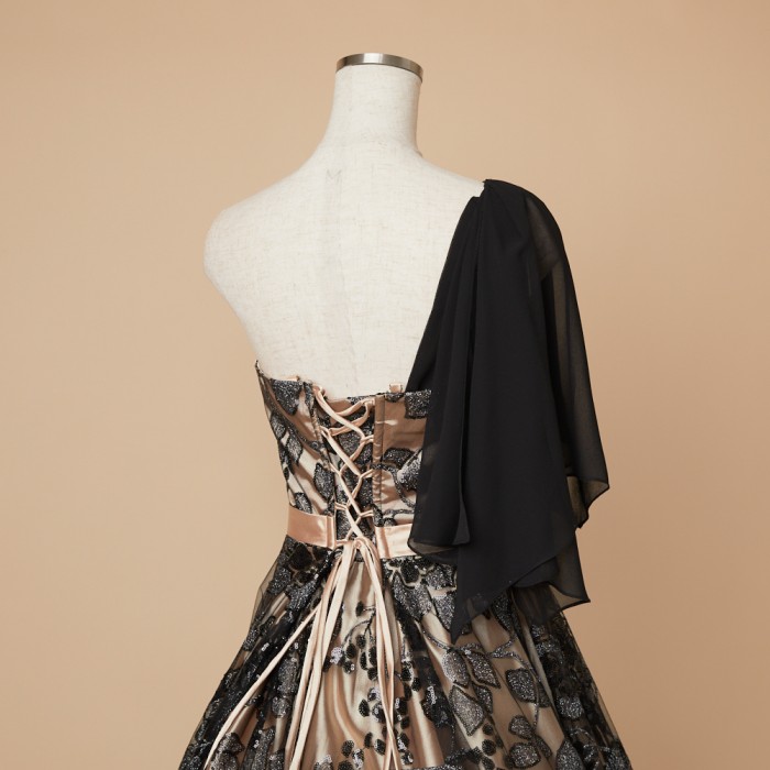 ブラックベージュワンショルダーデザインフラワー刺繍ドレス